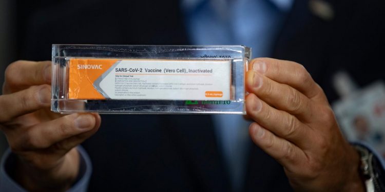 Sinovac ve Sinopharm firmalarının geliştirdiği aşılar, Çin’de, riskli gruplara uygulanmaya başlandı