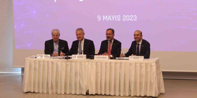 Bakan Kasapoğlu, İZTO Başkanı Mahmut Özgener, EBSO Başkanı Ender Yorgancılar ile Bilişim Vadisi Genel Müdürü Ahmet İbrahimcioğlu’nun katılımıyla protokol imzalandı