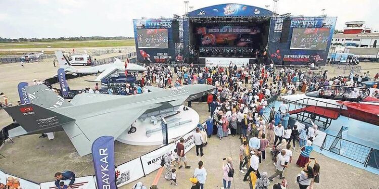 Dünyanın en büyük Havacılık, Uzay ve Teknoloji Festivali olan TEKNOFEST, beşinci gününde yağmura rağmen büyük bir katılım ile gerçekleşti.